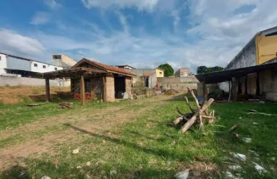 Terreno para locação com 1.270 m², com pequeno galpão e escritório com banheiro.