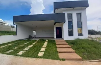 Uma casa em fase final de construção espera por você!