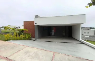 Casa em condomínio fechado com 03 suítes, piscina e área gourmet para locação!