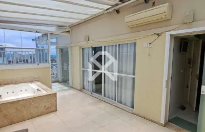 Apartamento cobertura de 136m, 3 suítes; área externa coberta com teto solar automatizado e banheir