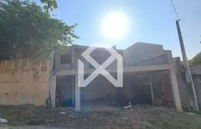 Casa à venda com terreno de 265m, 3 dormitórios, 1 suiíte, 2 vagas de garagem, jardim shangri-lá, a
