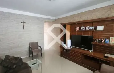 Sobrado à venda com 150m, 3 dormitórios, 3 suítes, 4 vagas de garagem, deposito, chácara mafalda, s