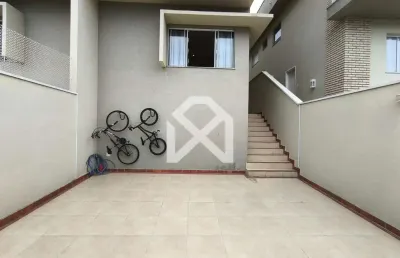 Casa à venda com terreno de 150m², 118m² de área construída, 3 dormitórios, 3 suítes, 2 vagas de ga