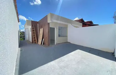 Casa geminada de três quartos com entrada independente  no bairro mantiqueira