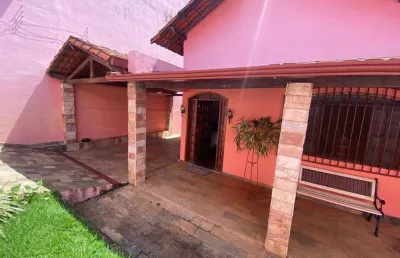 Casa no lote de 360 m² com três quartos no bairro parque leblon