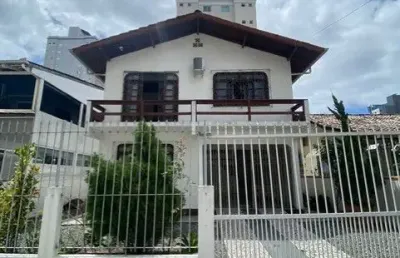 Sobrado para locação de temporada em meia praia-itapema