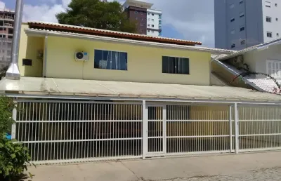 Ampla casa de excursão localizada em área central de meia praia - itapema