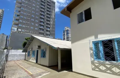 Casa de excursão p/ alugar no centro de meia praia - itapema (sc)