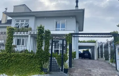 Excelente casa com 3 dormitórios, suíte, closet e piscina!