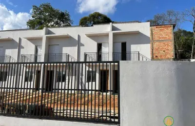 Casa com dois dormitórios, sala, cozinha tipo americana e 1 vaga condomínio