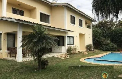 Linda casa de 4 dormitórios, 2 suítes, 4 vagas, piscina em condomínio