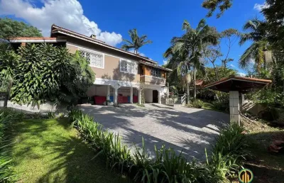 Imóvel com 2 casas independentes, mas interligadas! 5d/3sts!