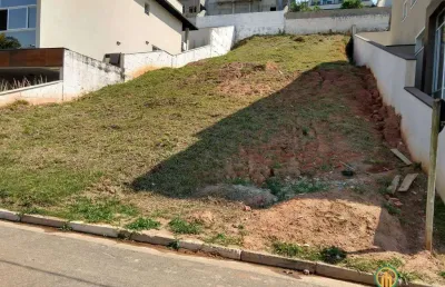 Terreno em aclive com 500m2 com casas ja construídas ambos os lados