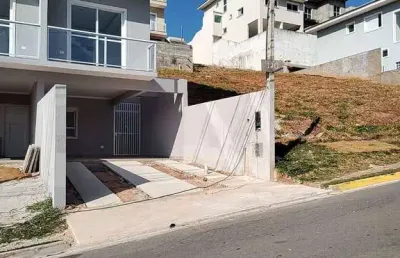 Ótima casa com 3 dormitórios, sendo 1 suíte em  condomínio