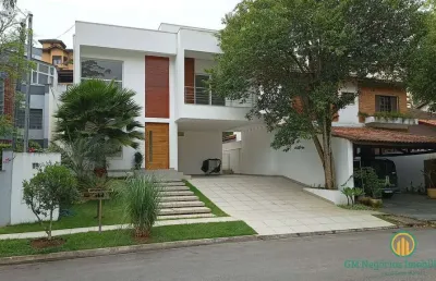 Casa com 3 suítes e piscina em condomínio de alto padrão na granja viana