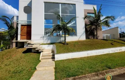 Casa moderna com 3 suítes, piscina, planejados na casa toda, em condomínio