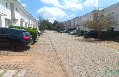 Linda casa 3 dormitórios, sendo 1 suíte com closet em condomínio com lazer