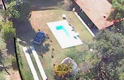Chácara com lago e piscina 2 casas 2.700m2 de área a apenas 50km de sp