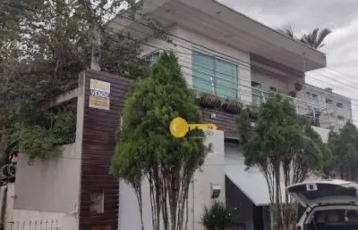Casa com 2 andares - parte inferior com câmara fria funcionando e imóvel nos fundos que pode ser locado!