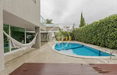 Se surpreenda com esta belíssima casa em condomínio fechado, para você que busca conforto, segurança e muita área verde para desfrutar da natureza com sua família. codigo: 22872