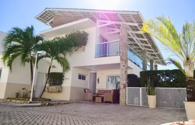Casa 242m², em condomínio de  canto,  5 suites, 100% projetada , e climatizada,  deck privativo, 6 vagas