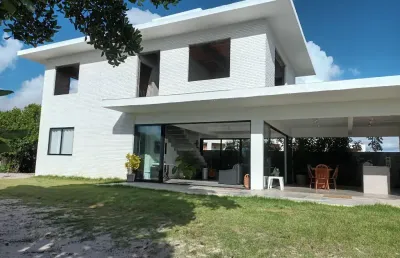 Linda casa 04 suítes em condomínio na linha verde litoral norte