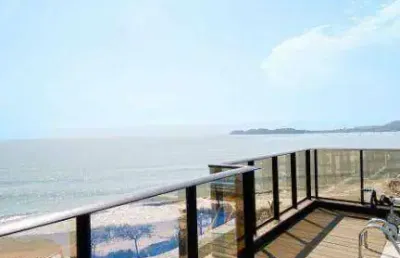 Cobertura duplex mobiliada com piscina privativa frente mar em penha/sc