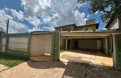 Sobrado amplo com planejados e piscina no caranda bosque