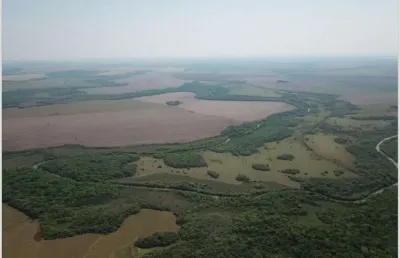 Fazenda de lavoura as margens do rio em maracaju-ms