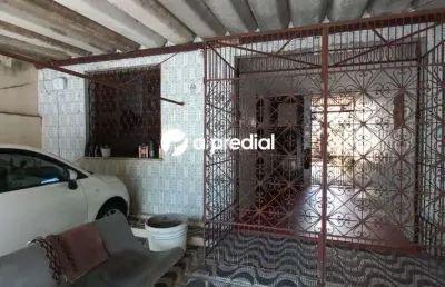 Casa ampla, vizinha aos melhores servicos publicos de saude do estado