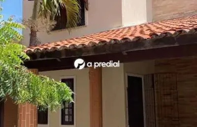 Ampla casa com 6 dormitorios e localizacao privilegiada!