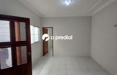 Kitnet no centro da cidade, com 1 sala, 1 quarto, 1 cozinha e 1 banheiro