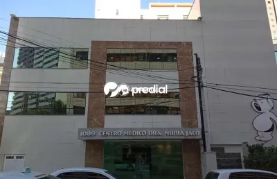 Sala no centro medico dra. nubia jaco, com banheiro social e estacionamento.