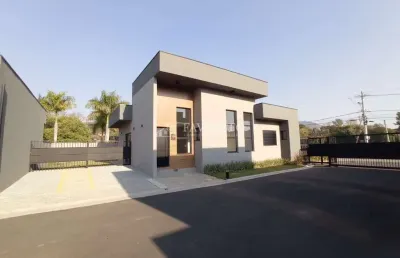 Casa térrea em condomínio na vila santista em atibaia/sp