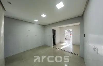 Casa com ponto comercial no grageru, 133m², 3 quartos, 2 entradas para uso misto. frente à praça, em área estratégica e de alto fluxo.