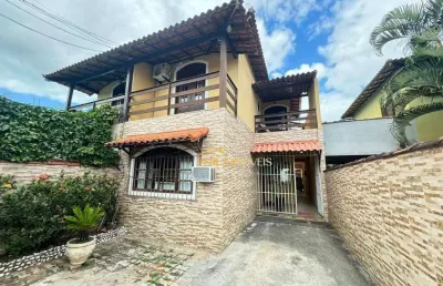 Excelente casa duplex meio lote com 3 quartos, área gourmet, piscina e churrasqueira à venda, 161 m² - centro/village sol e mar-rio das ostras/rj