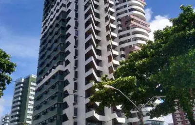 Apartamento com aproximadamente 170m2, 3 quartos sendo 2 suítes, beira mar!