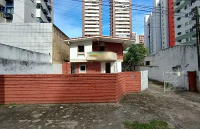 Casa ampla com quintal, 5 quartos, 4 banheiros, 2 vagas!