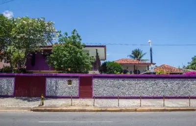 Casa com aproximadamente 700m², 5 quartos e 3 suítes!