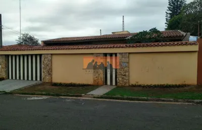 Linda casa térrea, espaçosa, confortável, segura e com excelente localização