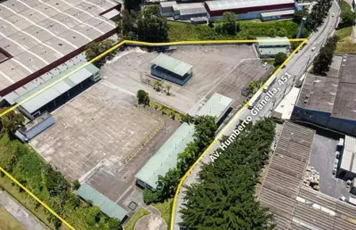 Pátio pavimentado de 17.771 m² com prédio de escritório em barueri