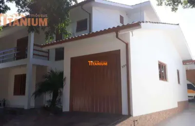 Ampla casa a venda no bairro canudos. ótima localização.