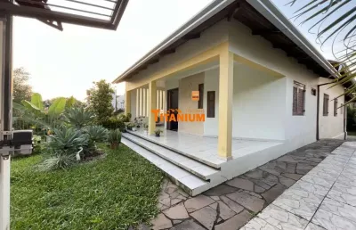 Casa plana à venda, com 3 dormitórios, sendo 1 deles suíte, com um belo pátio e em ótima localização, no pátria nova em novo hamburgo.