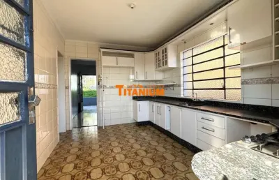 Casa com 2 dormitórios, cozinha equipada, espera para água quente, churrasqueira à venda em novo hamburgo, vila nova .