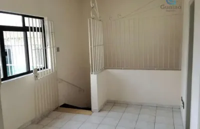 Alugo casa sobreposta alta, 03 dormitórios, 01 banheiro, sem garagem, vila valença, são vicente/sp. garantia: somente seguro fiança
