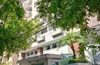Alugo excelente apartamento com 02 dormitórios com dependência de serviço completa no embaré em santos