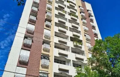 Alugo excelente apartamento com 02 dormitórios '01 suíte' e wc de serviço no embaré em santos