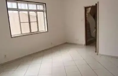 Vendo amplo apartamento térreo de 2 dormitórios, quintal e garagem na ponta da praia em santos