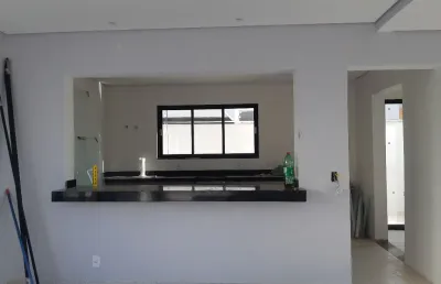 Linda casa sobrado 3 dormitórios sendo 1 suíte!em loteamento fechado.