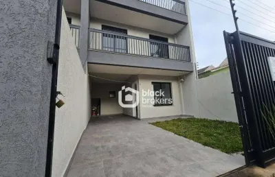 Confortável sobrado de frente pra rua com: 3 dormitórios sendo uma suíte, terraço com espaço gourmet com churrasqueira e a poucos minutos do terminal